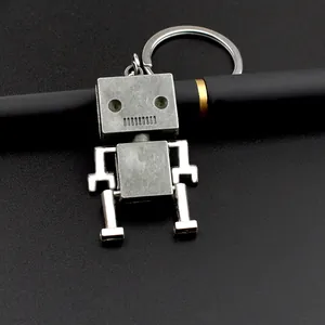 Portachiavi robot in metallo industriale vintage con parti mobili su sfondo nero satinato