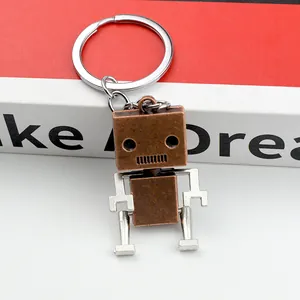 Dettaglio del portachiavi robot in metallo retrò con corpo bronzo e arti d'argento