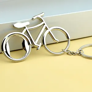 Llavero de bicicleta plateado con abrebotellas integrado de metal pulido