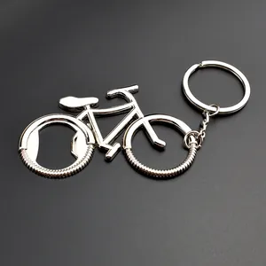 Detalle de llavero abridor de botellas con forma de bici y acabado en plata pulida