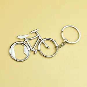 Detalle de llavero de metal con forma de bicicleta y abrebotellas de cerveza integrado