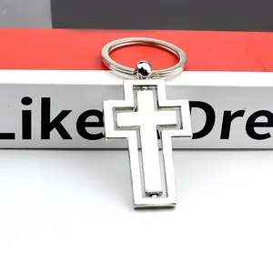 Porte-clés en métal argenté poli avec un pendentif en forme de croix rotative à double couche