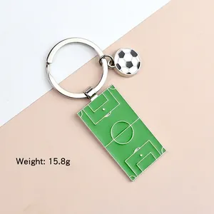 Metalen voetbalveld sleutelhanger met klassieke voetbal en zilveren sleutelring