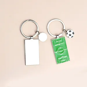 Voetbalveld sleutelhanger van zinklegering met rechthoekige hanger en mini-voetbal