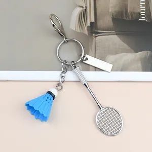 Dettaglio del portachiavi con volano da badminton blu e racchetta in metallo argento
