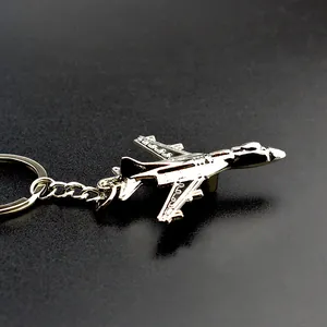 Llavero de avión de metal plateado con modelo de caza detallado y acabado pulido brillante