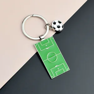 Voetbalveld sleutelhanger met 3D-bal en groen emaille veld aan zilveren metalen ring