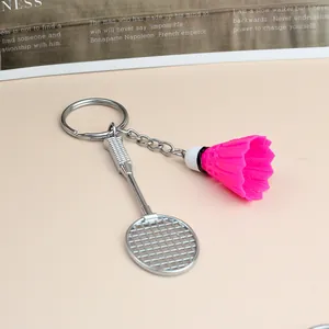 Portachiavi con racchetta da badminton in miniatura e volano rosa per sportivi