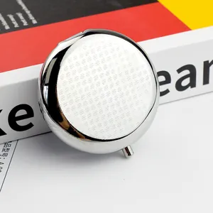 Boîte à pilules ronde en métal argenté avec couvercle quadrillé et bouton-poussoir