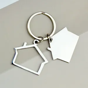 Detailansicht der kreativen hausförmigen Edelstahl-Schlüsselanhänger mit Spiegeleffekt