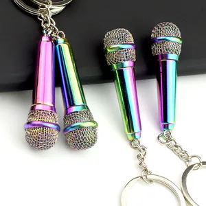 Primo piano di quattro portachiavi a microfono iridescenti con trama a rete metallica