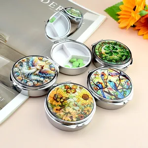 Boîte à Pilules Ronde Portable en Métal Avec Miroir Multi-Compartiments Motifs Tournesol Ange Pie Trèfle Petit Étui de Rangement Pour Médicaments Voyage