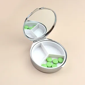 Pilulier portable en métal argenté avec miroir intégré et trois compartiments de rangement