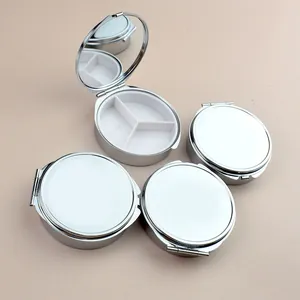 Pilulier rond en métal avec miroir et trois compartiments en finition argentée