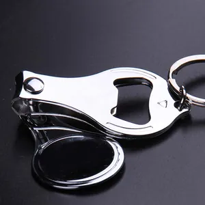 Vue macro du coupe-ongles multitool 3-en-1 avec décapsuleur et porte-clés sur fond noir