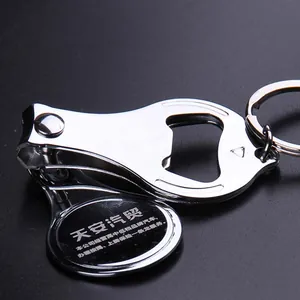 Porte-clés multifonction argenté avec coupe-ongles et décapsuleur en métal poli brillant