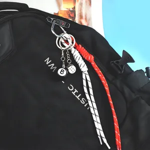 Porte-clés style urbain avec boule de billard n°8 noire, dés en métal et cordon tressé