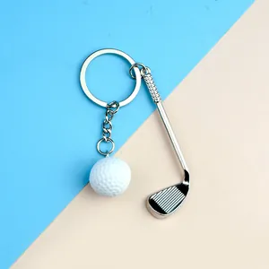 Dettaglio del portachiavi con mazza da golf e pallina bianca su anello argentato