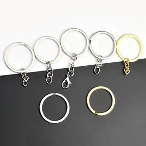 Gedetailleerde set van zilveren en gouden metalen sleutelhangers op een tweekleurige basis