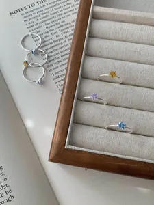Detailansicht der S925 Sterlingsilber-Sternringe mit bunten Zirkonia-Steinen