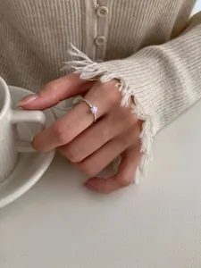 Detail eines S925 Silberrings mit lila Stern-Zirkonia am Finger für einen süßen Stil