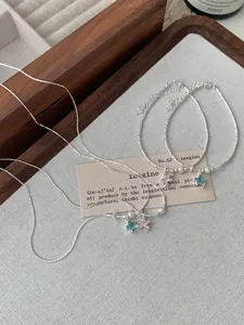 Détail macro montrant le poinçon S925 sur un collier en argent sterling avec étoile