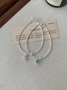 Détail des bracelets en argent sterling S925 avec pendentifs étoiles en cristal bleu et rose