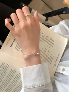 Détail d'un bracelet en argent S925 avec breloque étoile rose et zircons scintillants