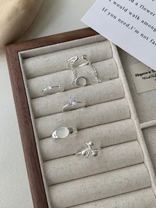 Detail van een vijfdelige S925 zilveren ringenset met zirkoon en opaal in een sieradendoosje