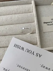 Detailopname van S925 zilveren ring met twee witte zirkonias in een asymmetrisch design