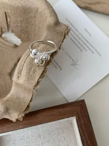 Detailopname van een S925 sterling zilveren onregelmatige ringenset op getextureerd papier