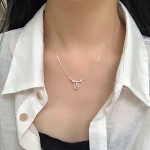 Collier étoile en argent S925 avec cristal de zircon rose porté par un mannequin