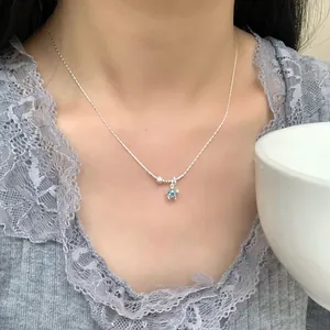 Élégant collier en argent sterling S925 avec un fin pendentif étoile en zircon bleu clair