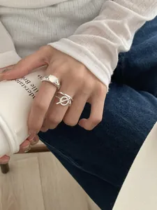 Detail van S925 sterling zilveren ring met ovale steen en een trendy toggle-sluiting