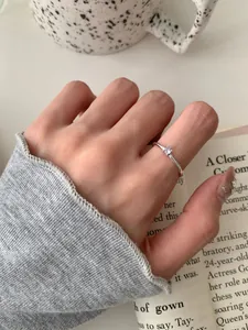 Dettaglio dell'anello minimalista in argento S925 con singolo zircone scintillante