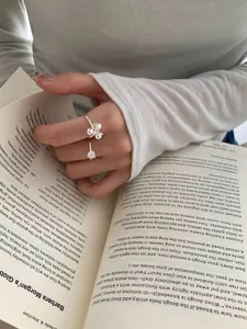 Detailopname van de onregelmatige S925 zilveren ring met metalen bollen en heldere zirkoon