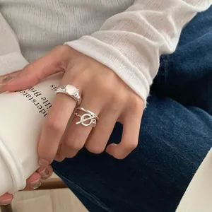 Minimalistische S925 zilveren ringen set met maansteen en toggle sluiting design