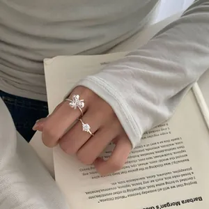 S925 Sterling zilveren ringenset met bloemmotief en solitaire zirkonia steen design