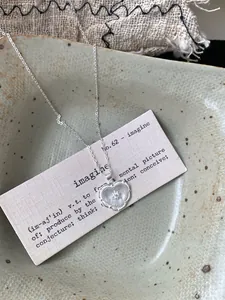 Dettaglio della collana a cuore in argento S925 con intarsio in madreperla bianca