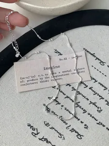 Dettaglio della collana in argento sterling S925 con perline quadrate in metallo lucido