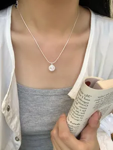 Dettaglio della collana in argento S925 con pendente a cuore in conchiglia lucida