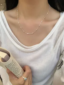 Primo piano dell'elegante collana e anello in argento sterling S925 con cuore