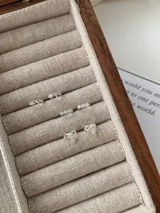 Dettaglio di tre paia di orecchini a fiocco in argento S925 e zirconi in confezione regalo