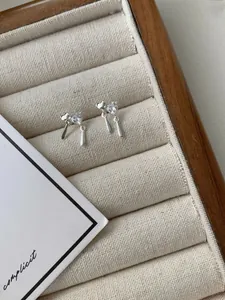 Dettaglio orecchini a cuore in argento S925 con zirconi e pendenti lunghi minimalisti