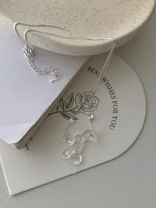 Gros plan du poinçon S925 sur le pendentif cœur et le collier de perles irrégulières