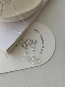 Détail d'un collier à perles œil-de-chat blanches irrégulières sur une chaîne box en argent