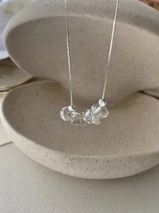 Détail du collier en argent S925 avec pendentifs irréguliers en pierre œil de chat
