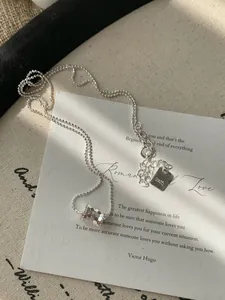Détail macro du pendentif cylindre en argent S925 avec texture en maille de glace