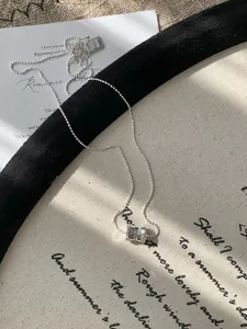 Vue macro d'un pendentif cylindrique en argent S925 avec texture géométrique
