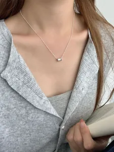 Détail du collier pendentif cylindre en argent sterling S925 sur mannequin en tricot